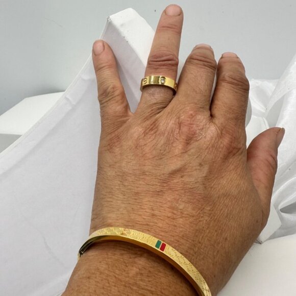 18K Gold Band Ring - Picture 5 of 5